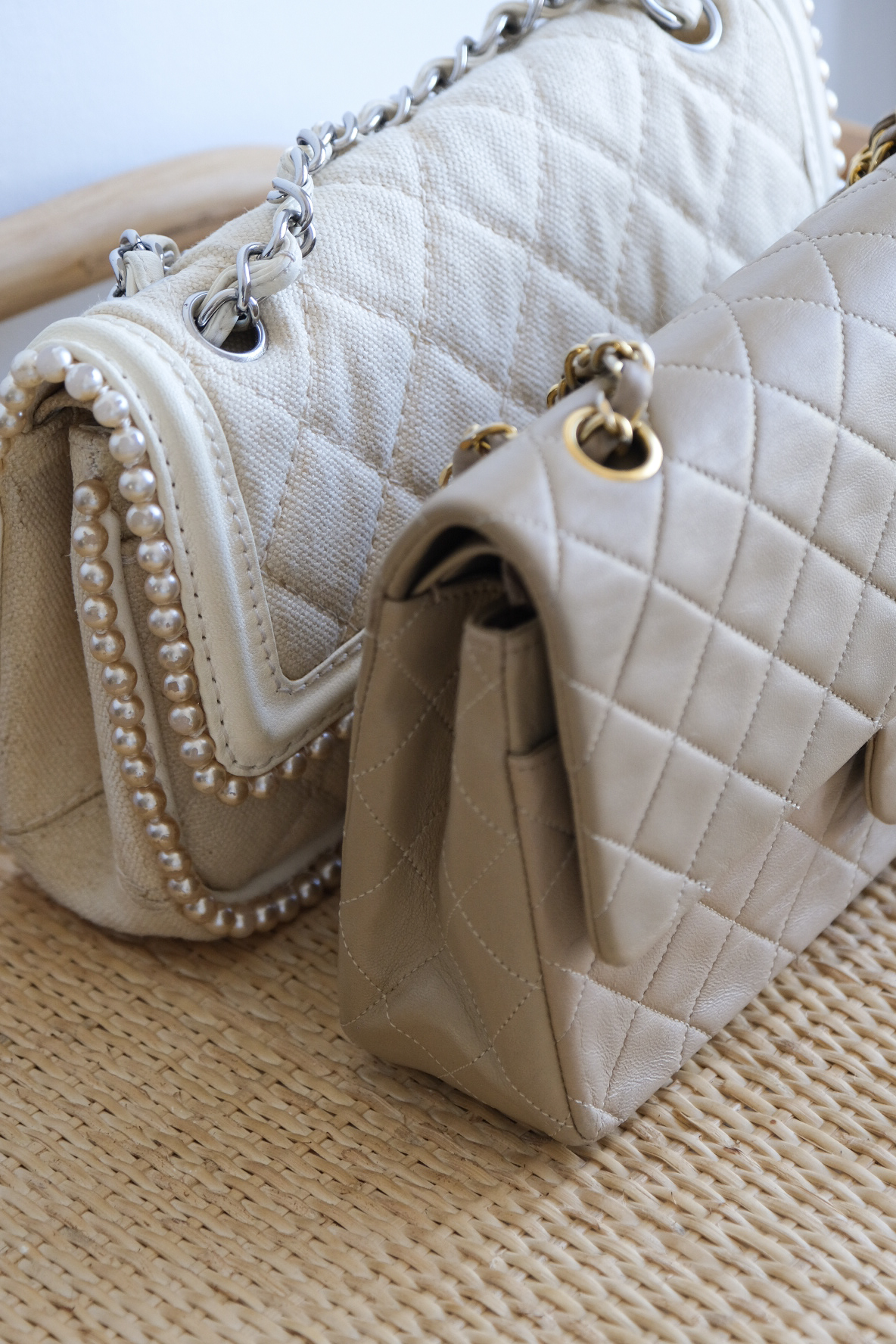Detaljer av skinn, tekstil og kjeder på lyse vintage Chanel-vesker